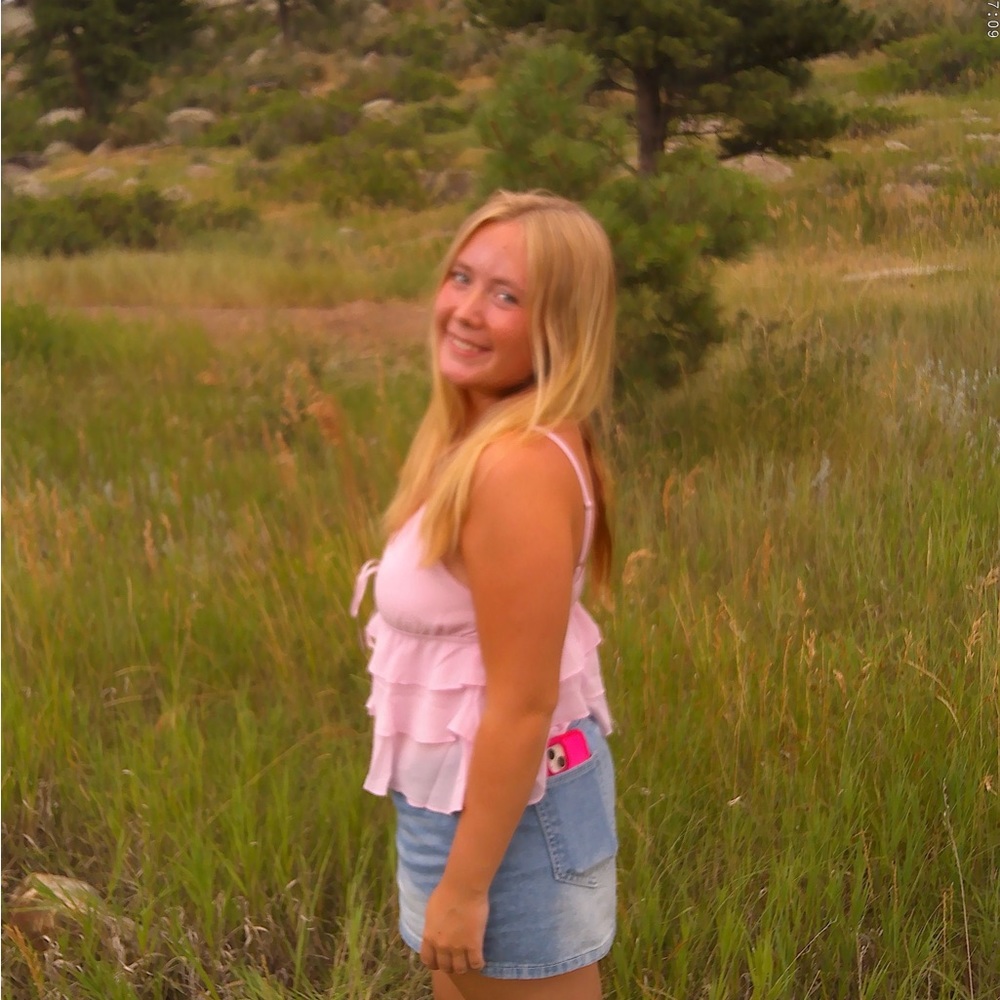 Meet your Posher, Lora